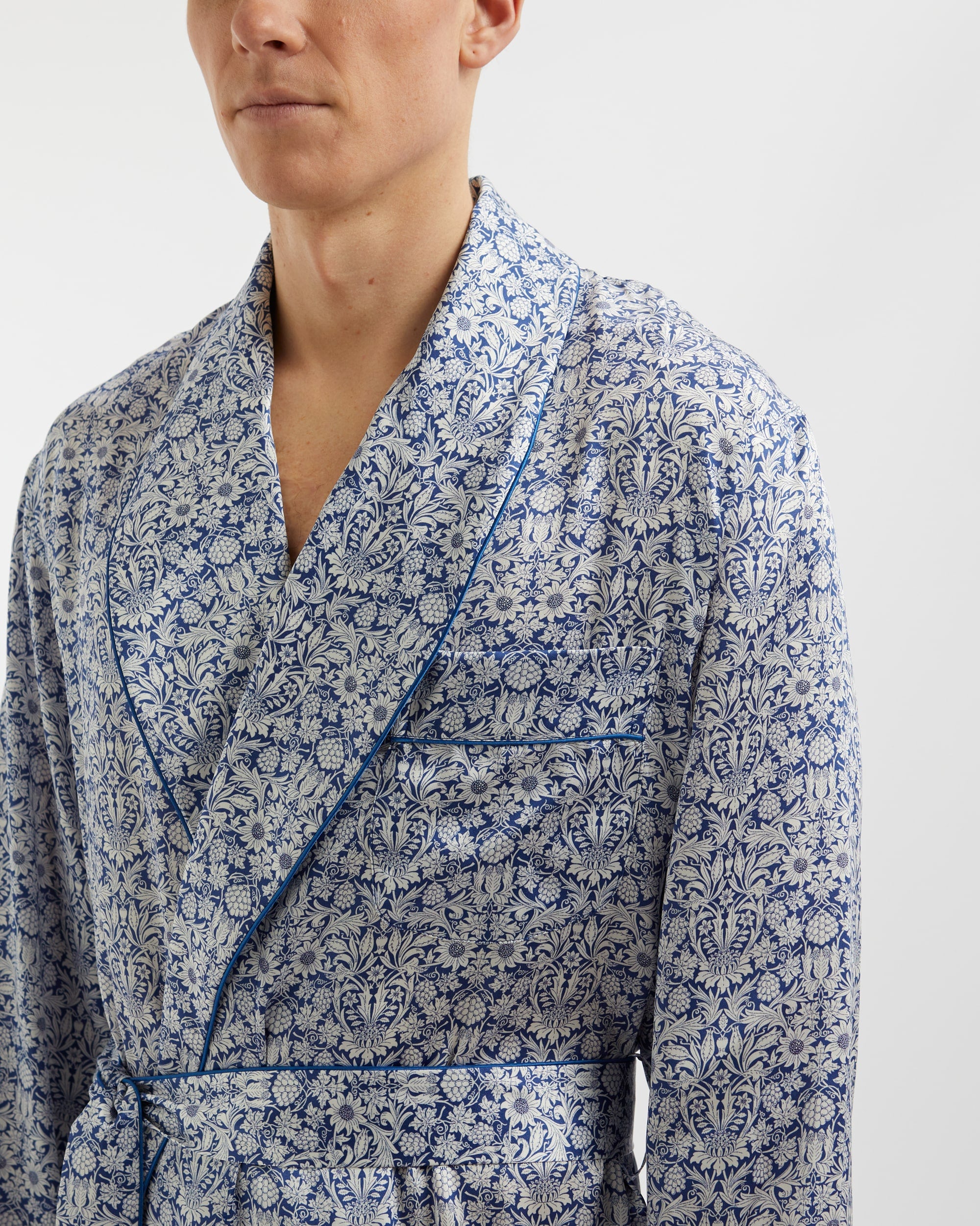 Ornate Paisley Madder Silk Dressing Gown in Navy – Budd London